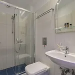 Zeus فندق